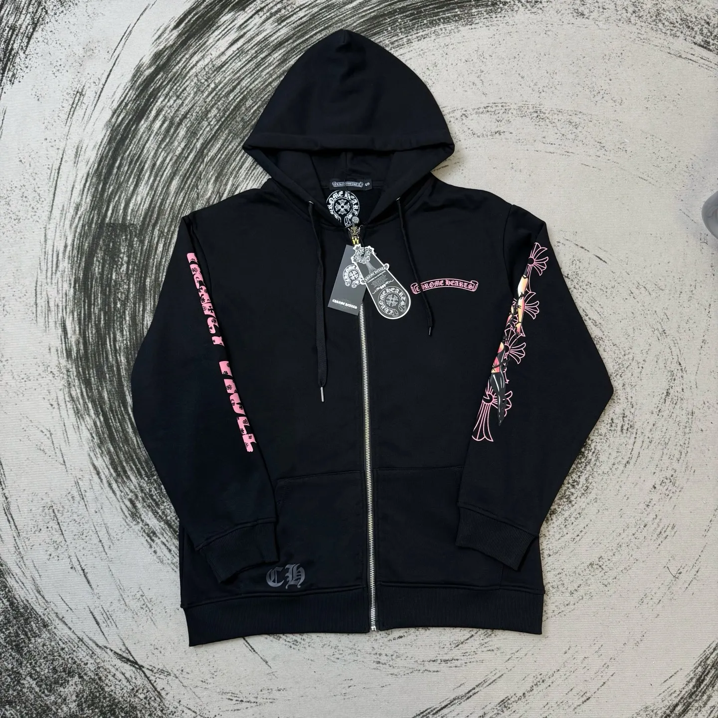 P280 ChromeHearts Miami Limited Comic Girl Hooded Sweatshirt, the same style as ChromeHearts counters. Made of 430g double-ply double-yarn pure cotton terry fabric. Original customization. Details are restored in place. Very textured on the handle. Three-dimensional and atmospheric. Versatile and easy to wear in autumn. Simple and elegant. The upper body effect is very good with os version. Suitable for all body types. Soft and comfortable. CH letter offset printing on the front panel ➕Girl joint horseshoe Sanskrit offset printing on the back panel. Small mark on the hem. Machine washable. No fading, no deformation, complete accessories, original mold opening, perfect restoration of zp 2:1, same style for men and women, versatile and easy to match, size s m l xl color black